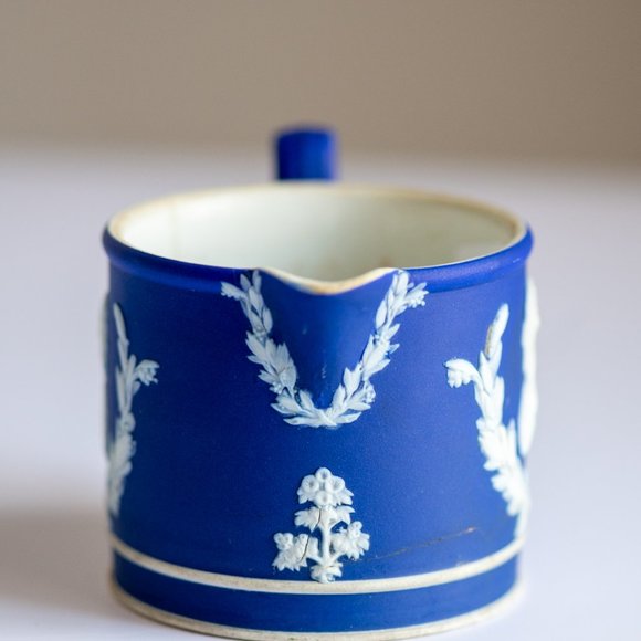 1905 Wedgwood Creamer Dark Blue Jasperware W Issues - See Photos - Picture 3 of 17